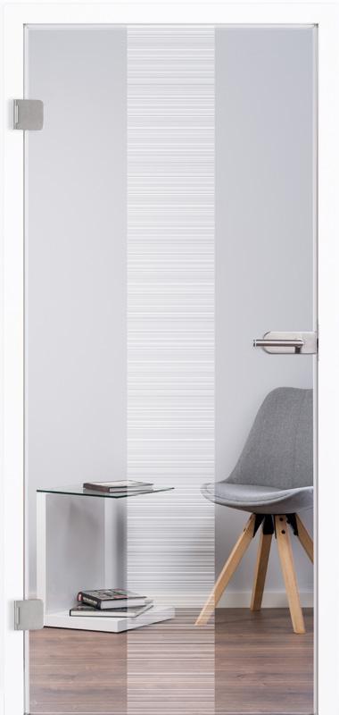 Moderne, schlichte Ganzglastür "Vertica" 7030 für Innenräume. Grundfläche klar, Motiv nur mittig mit vielen kleinen waagrechten Linien, Motiv mit Laser graviert. Mit Beschlagsset 818 in Edelstahl-ähnlich und Drücker.