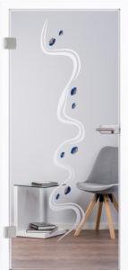 Ausgefallene, schwungvolle Ganzglastür "River" 8009 für Innenräume. Grundfläche klar, Motiv matt, mit Fusing- und Schmuckglas-Applikationen in verschiedenen Farben möglich. Mit Beschlagsset 818 in Edelstahl-ähnlich mit Drücker.