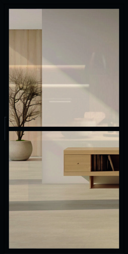 Moderne, schöne Lofttür aus Aluminium für den Innenbereich im Industrie-Stil, Modell 1 in RAL 9005 mit Griffstange und Klarglas.