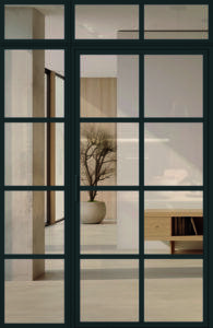 Moderne, schöne Loft-Glasanlage aus Aluminium für den Innenbereich mit Seitenteil und Oberlichte im Industrie-Stil, Modell 6 in RAL 7016 mit Griffstange und Klarglas.