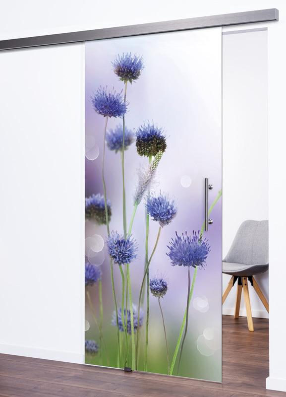 Moderne, schöne Ganzglasschiebetür Modell "Flowers" 9040. Komplette Scheibe undurchsichtig mit Motiv von mehreren lilafarbigen Blumen. Mit Laufschiene in Edelstahl-Look und rundem Edelstahl-Stoßgriff.